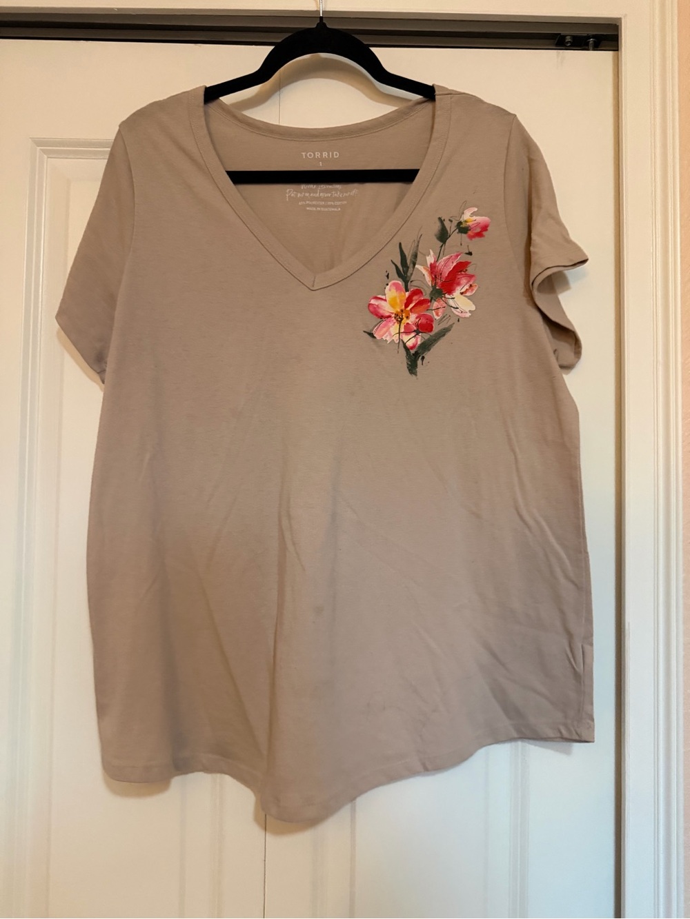torrid taupe V-neck tee with pink and yellow floral applique